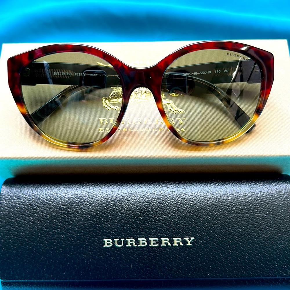New Authentic Burberry Women’s Sunglasses Red Havana/Green Gradient Lens 57mm